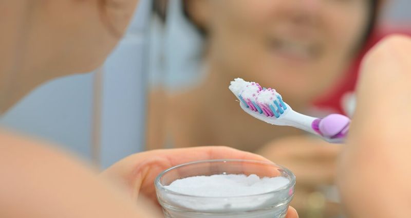 Đánh răng bằng muối có tốt không? Sự thật đằng sau mẹo dân gian phổ biến 8 danh rang bang muoi 12