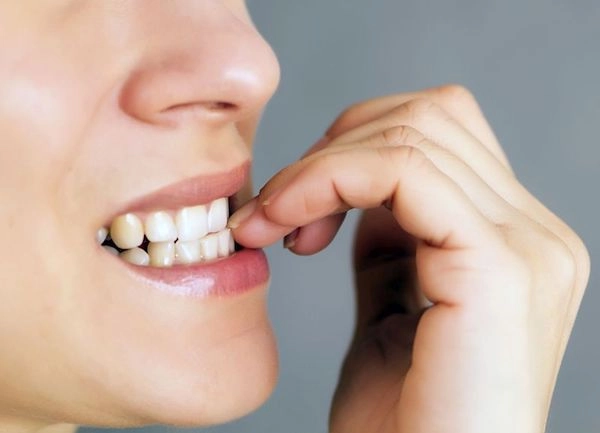 Sẽ móm là gì? Nguyên nhân, dấu hiệu và cách khắc phục hiệu quả 4 mom nhe 2