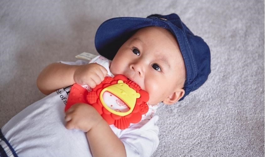 Gặm nướu cho bé. Gặm nướu cho bé. Gặm nướu cho bé. Gặm nướu cho bé