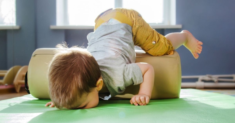 Bé bị ngã lung lay răng sữa phải làm sao?