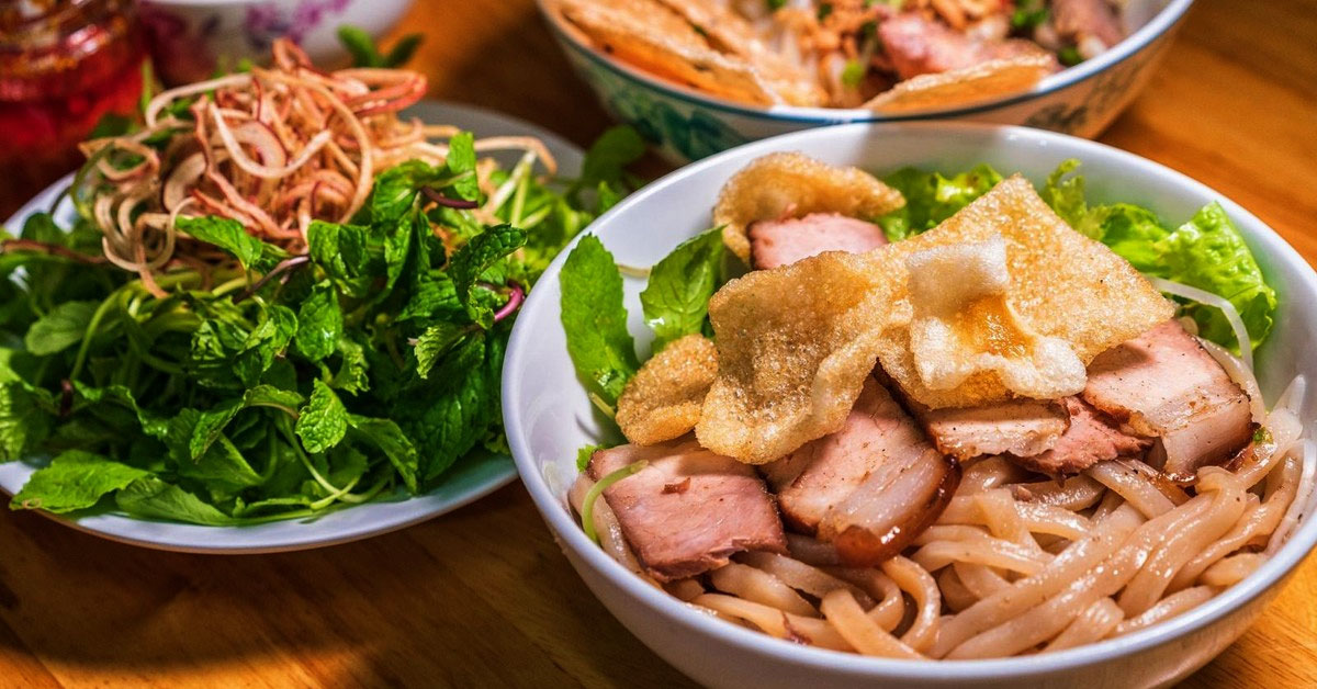 Cao lau: Traditional noodle dish in vietnam 3 cao lau 1
